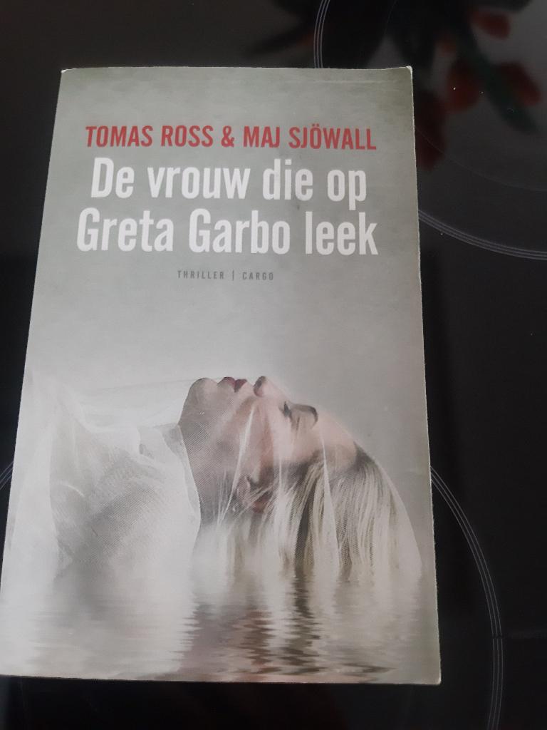 De vrouw die op Greta Garbo leek - Tomas Ross & Maj Sjöwall, Boeken, Thrillers, Ophalen, Zo goed als nieuw