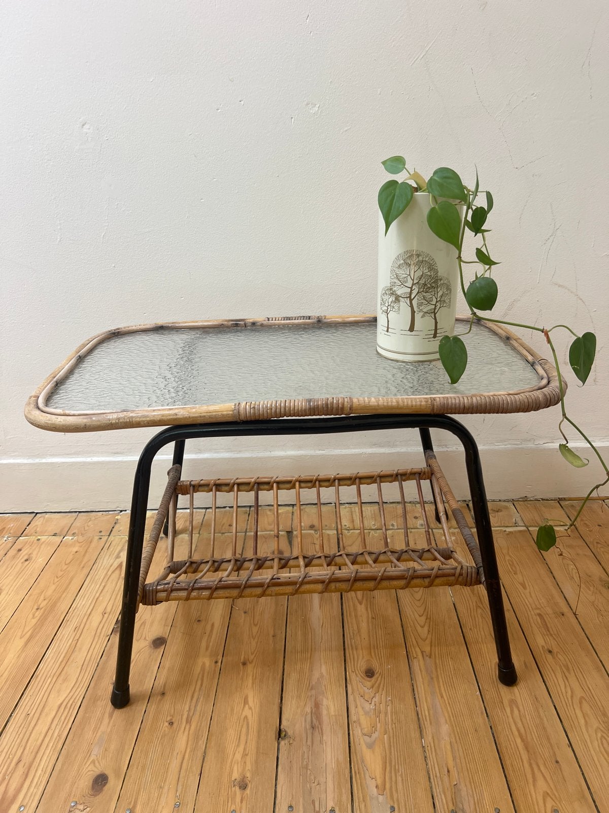 Vintage salontafel met glasplaat en rotan tijdschriftenrek, Huis en Inrichting, Ophalen, Gebruikt, 100 tot 150 cm, 50 tot 100 cm