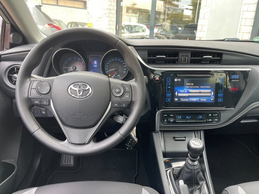 Foto 12 van Toyota Auris Touring Sports 1.2T Business Pano Trekhaak Navi