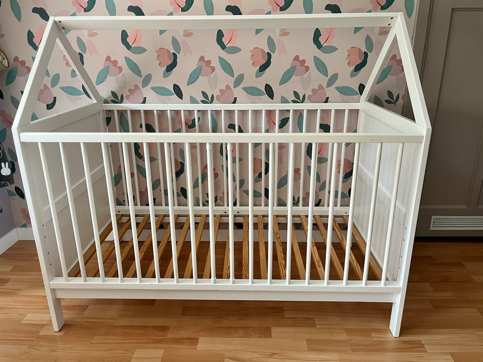 Wit kinderbed met huisframe 70cm x 140cm, Ophalen, 70 tot 85 cm, Zo goed als nieuw, Lattenbodem