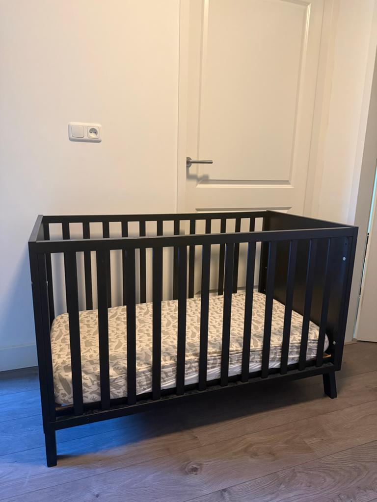 Zwart ledikant met matras, Kinderen en Baby's, Babywiegjes en Ledikanten, Ophalen of Verzenden, Gebruikt, Ledikant