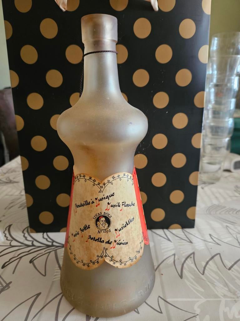 Muziekdoos met de orginele jenever er nog in., Antiek en Kunst, Antiek | Glas en Kristal, Ophalen
