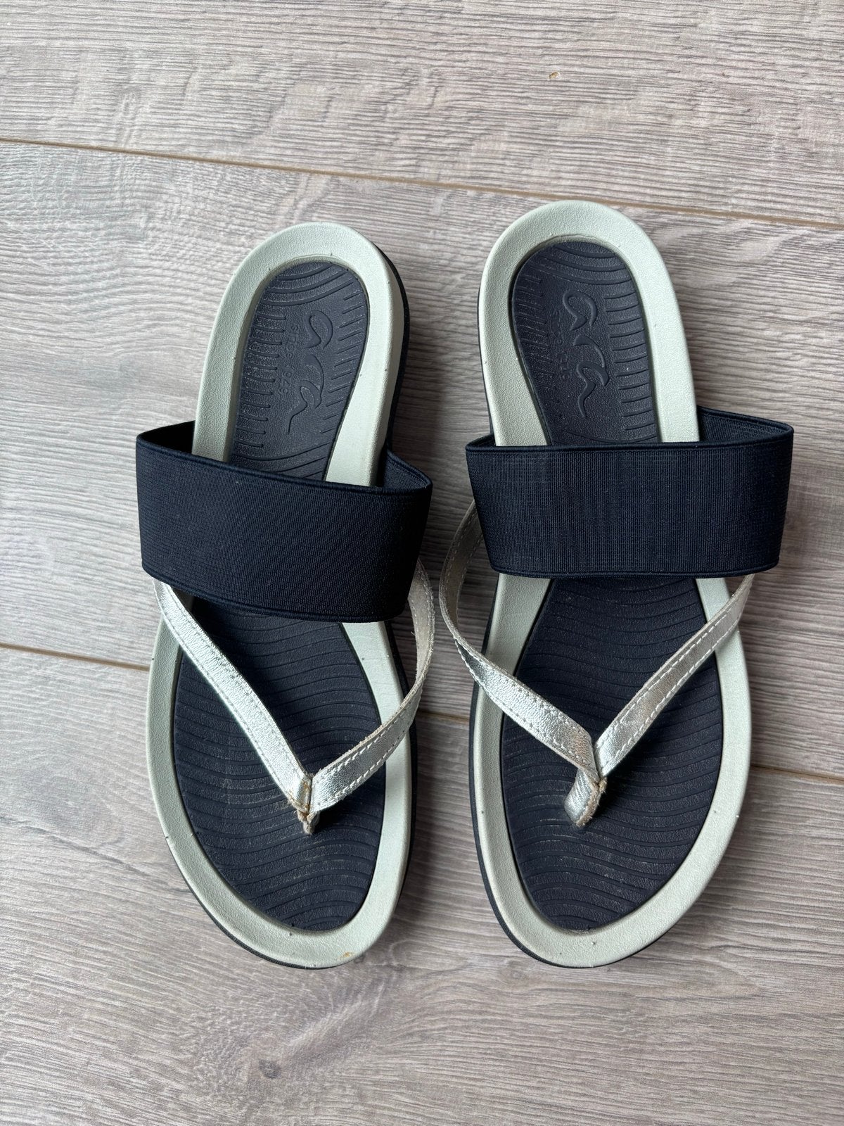 Merk Ara, zwarte en zilveren slippers, mt 37 ZGAN, Slippers, Overige kleuren, Ophalen of Verzenden, Zo goed als nieuw