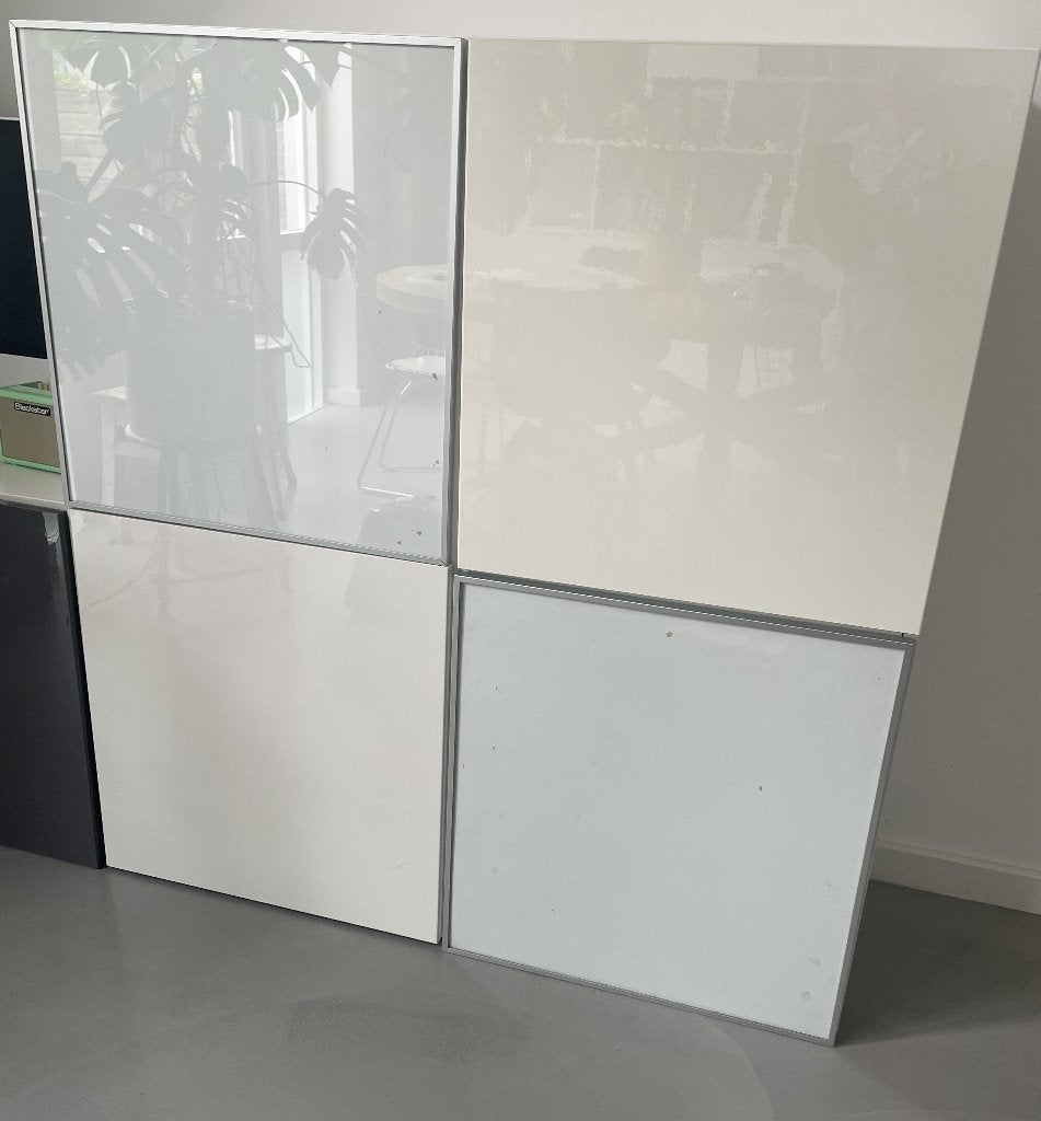 Witte IKEA BESTÅ-kast met 4 deuren en glazen panelen, Ophalen, 100 tot 150 cm, Overige houtsoorten, 100 tot 150 cm