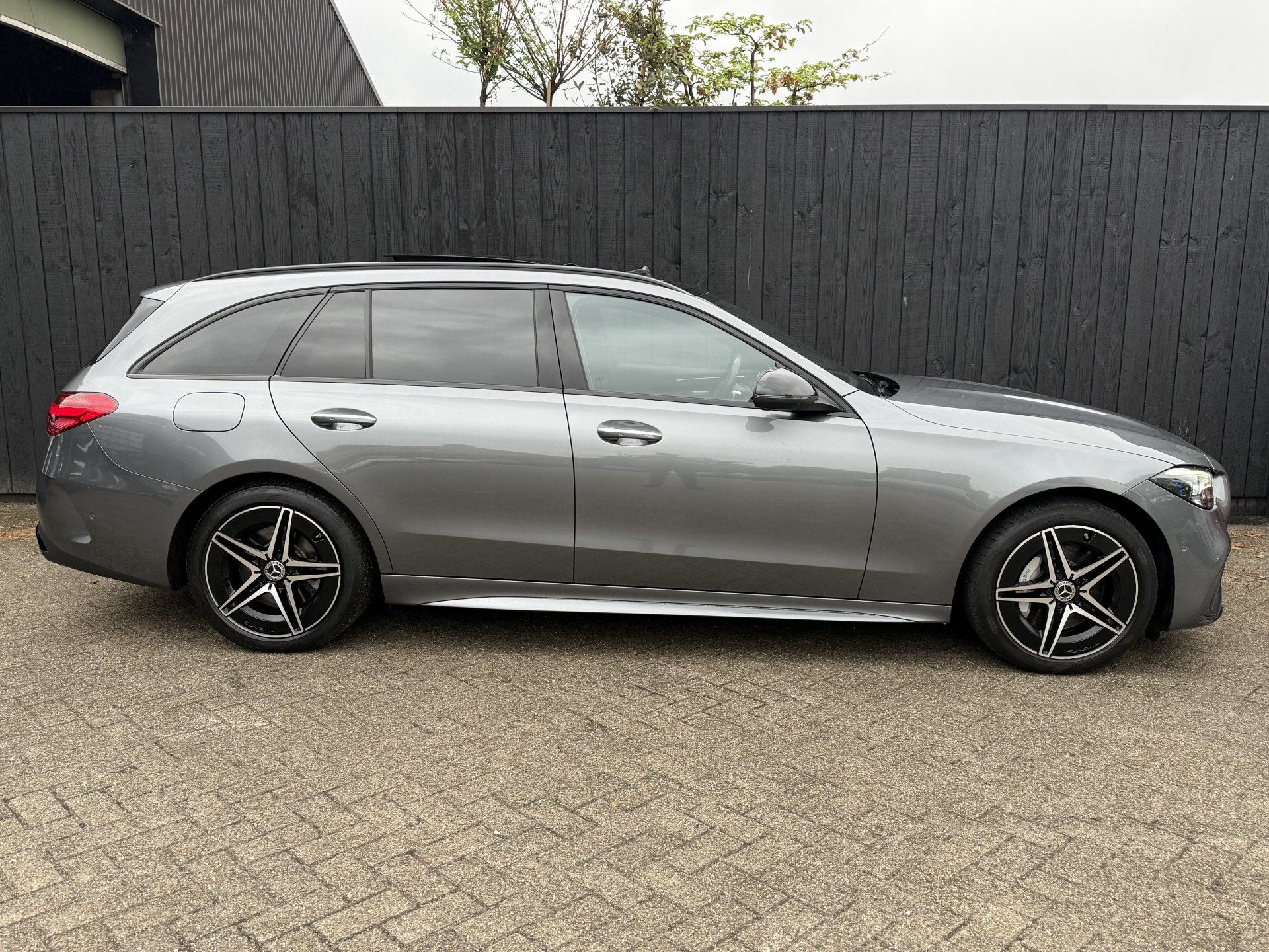 Mercedes-Benz C-Klasse Estate 300 e AMG Line (bj 2023), Auto's, Automaat, 12 maanden, Achterwielaandrijving, Gebruikt