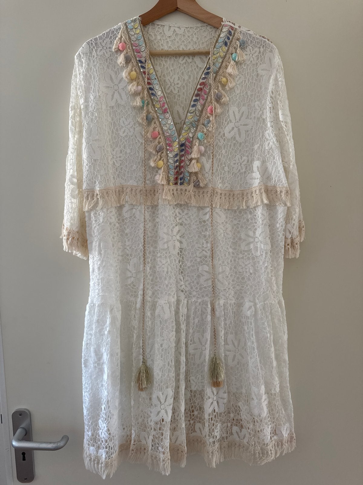 Nieuwe Wit/Creme kanten IBIZA jurk met pompons en kwastjes, Wit, Maat 42/44 (L), Nieuw, Ophalen of Verzenden