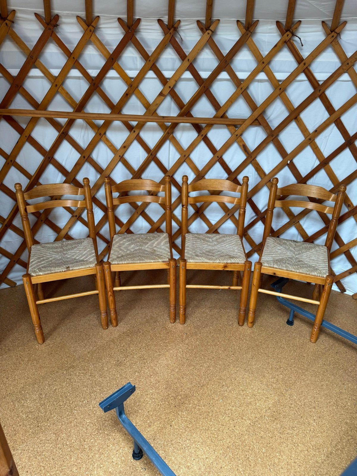 Set van 4 houten stoelen met rieten zitting, Ophalen, Gebruikt, Bruin, Vier