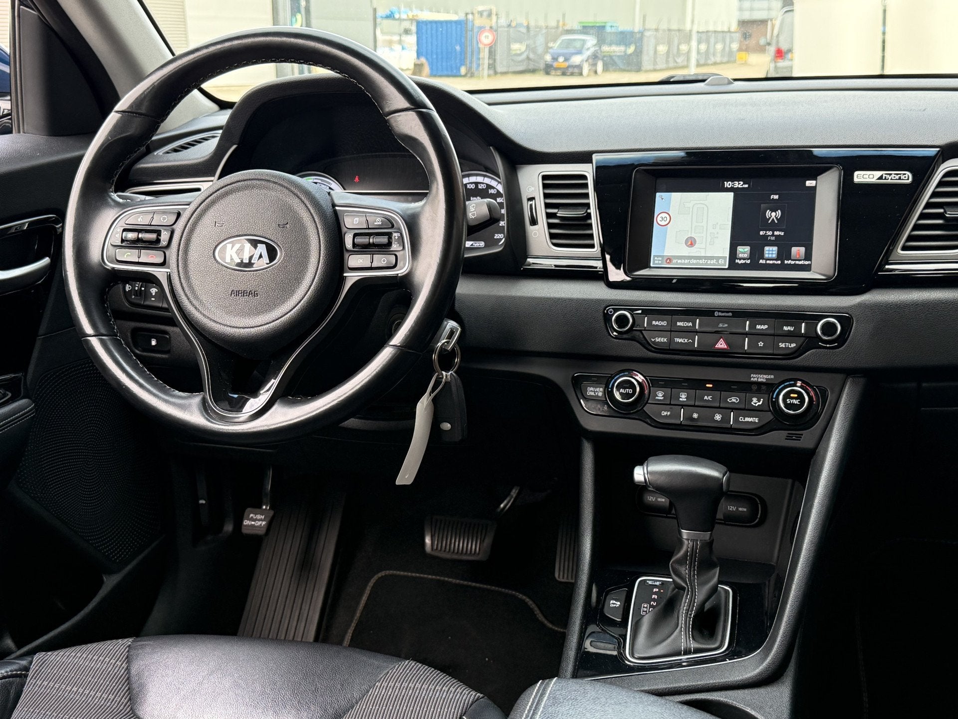 Foto 2 van Kia Niro 1.6 GDi Hybrid DynamicLine ✅ Navigatie ✅ achter