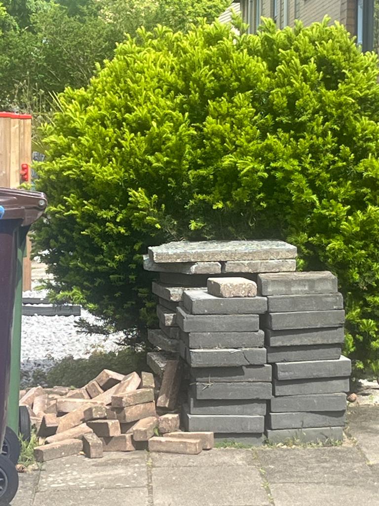 HEB JE NOG WAT TEGELS NODIG? Gratis, Tuin en Terras, Ophalen, Gebruikt, Beton, Terrastegels