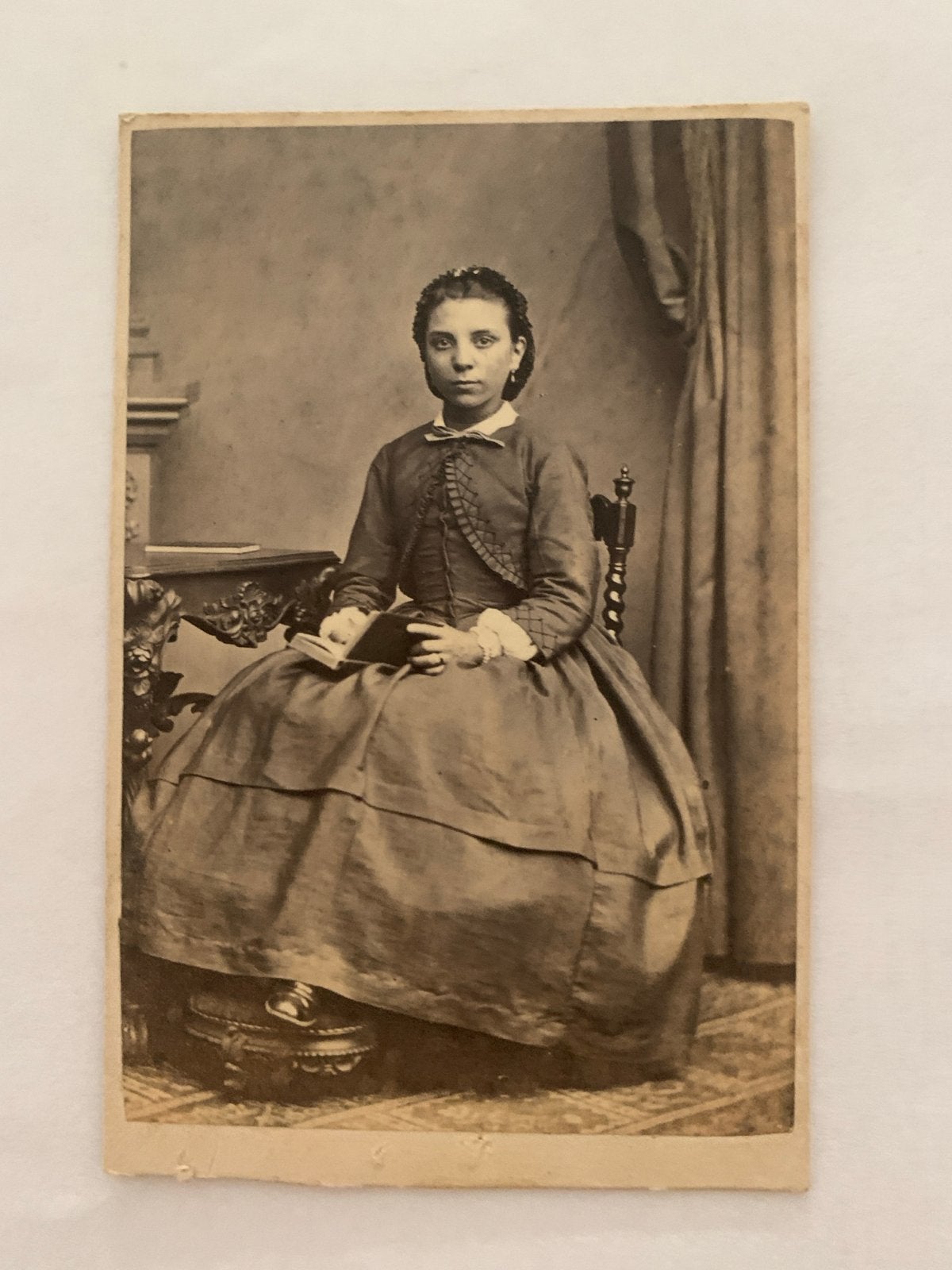 Antieke Foto: CDV Dame met Boek, Victoriaanse Stijl, Gebruikt, Foto, Ophalen of Verzenden, Voor 1940
