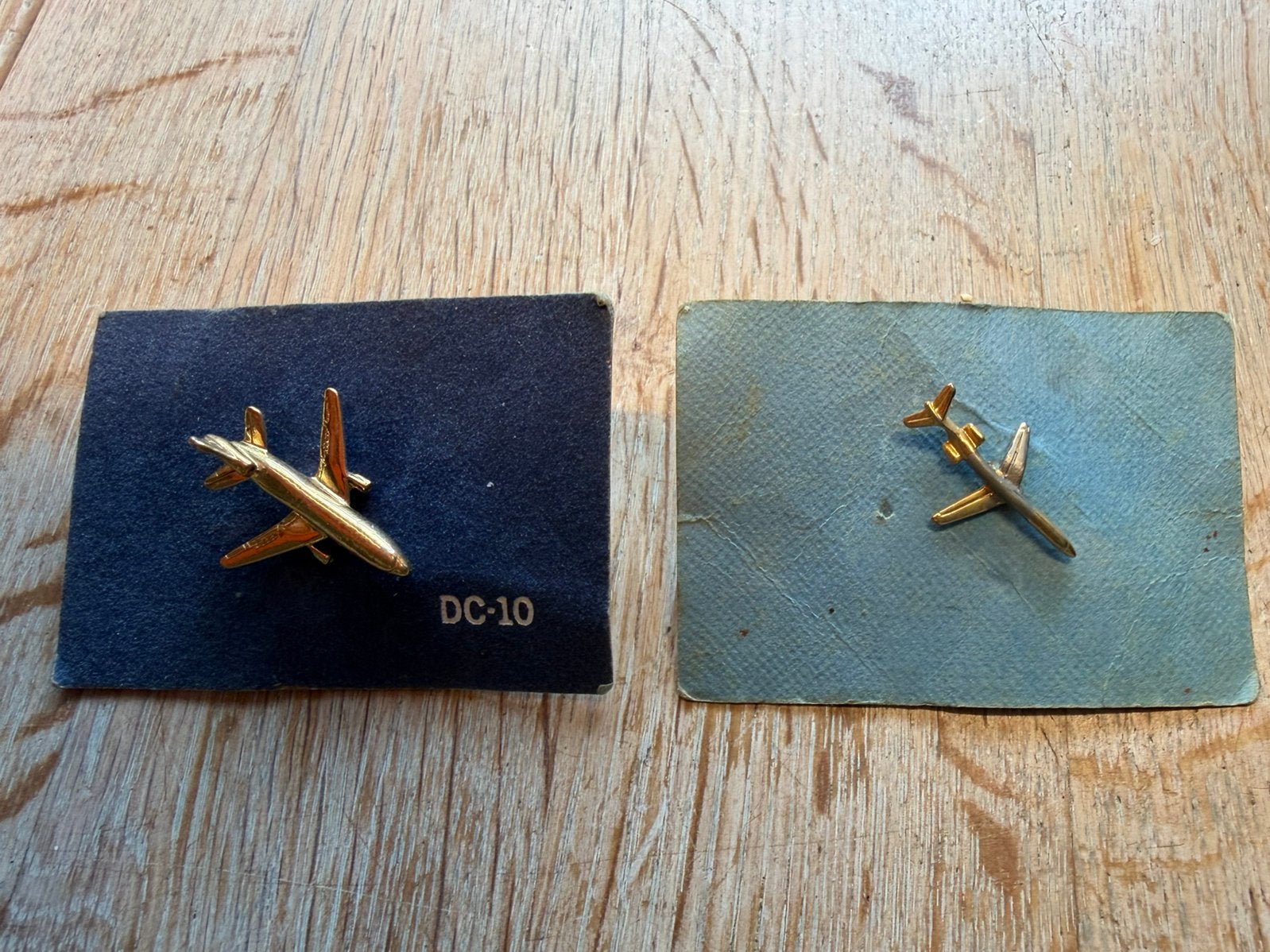 2 vintage speldjes van vliegtuigen DC 9 en DC 10, Verzenden, Gebruikt