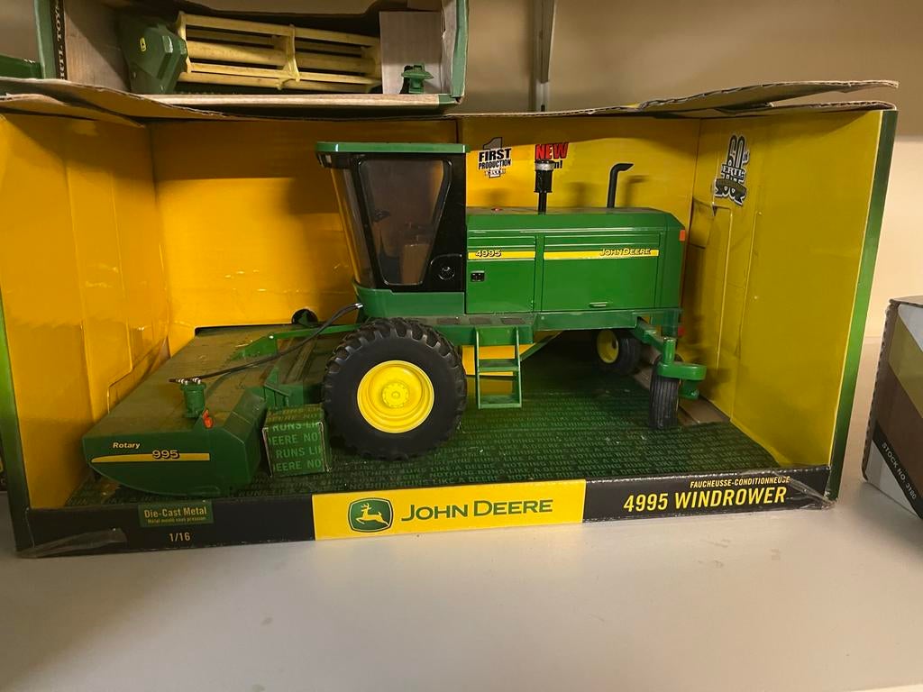 John Deere 4995 Windrower Ertl 1/16 Die-Cast Model, Overige merken, Ophalen of Verzenden, Zo goed als nieuw, Groter dan 1:32