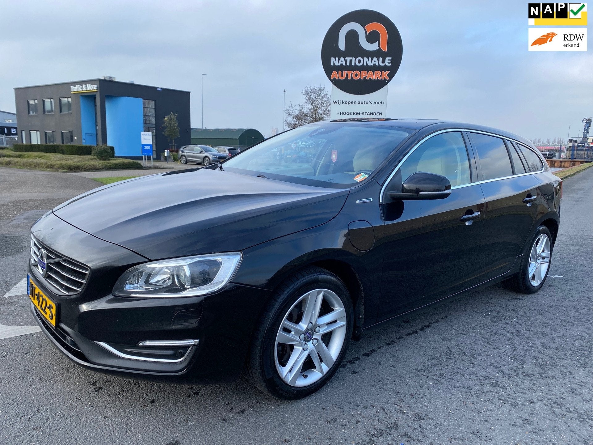 Volvo V60 2015 * 2.4 D6 Twin Engine R-Design *APK* *AUTOMAAT, Automaat, Euro 6, Zwart, Vierwielaandrijving