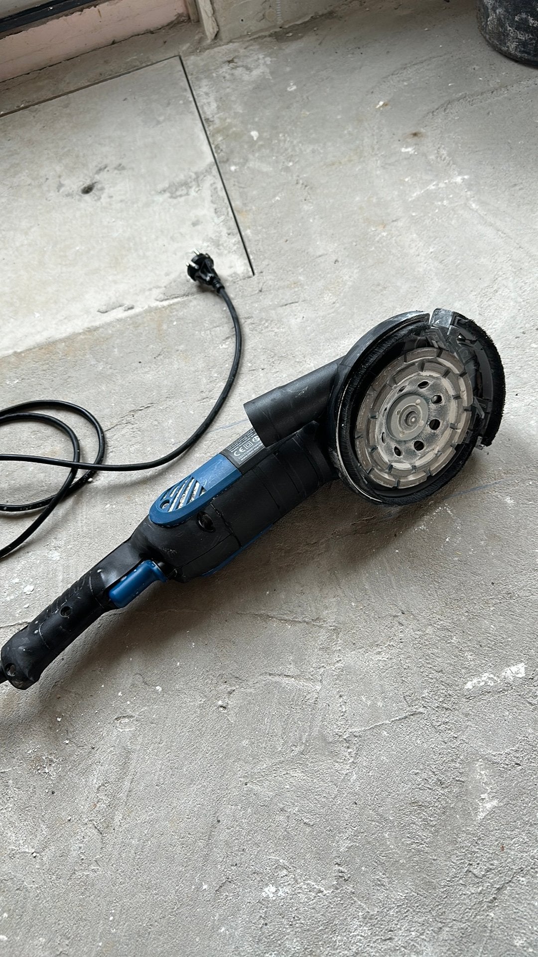 Betonschuurmachine te huur, Ophalen, Zo goed als nieuw, Minder dan 700 watt, Haakse handslijpmachine