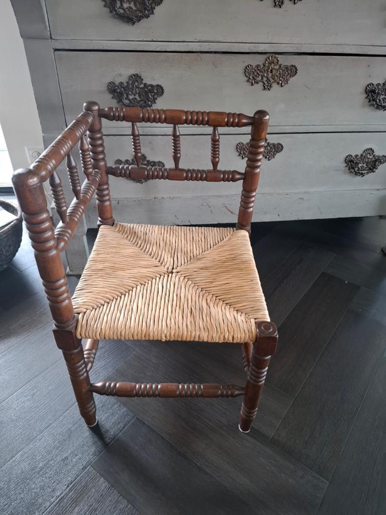 Antieke driehoekstoel met biezen zitting hoekstoeltje, Antiek en Kunst, Antiek | Meubels | Stoelen en Banken, Ophalen