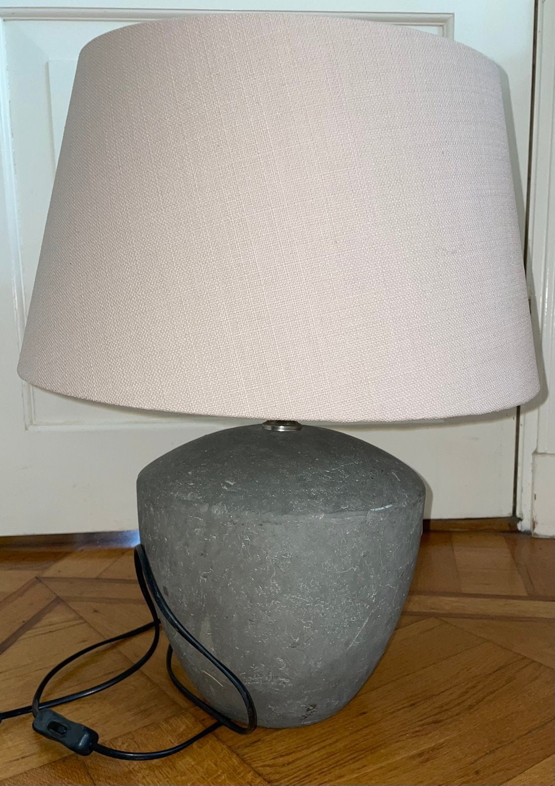Moderne tafellamp rond betonnen voet midway grijs lampvoet, Grijs, Ophalen of Verzenden, Zo goed als nieuw, Light & Living