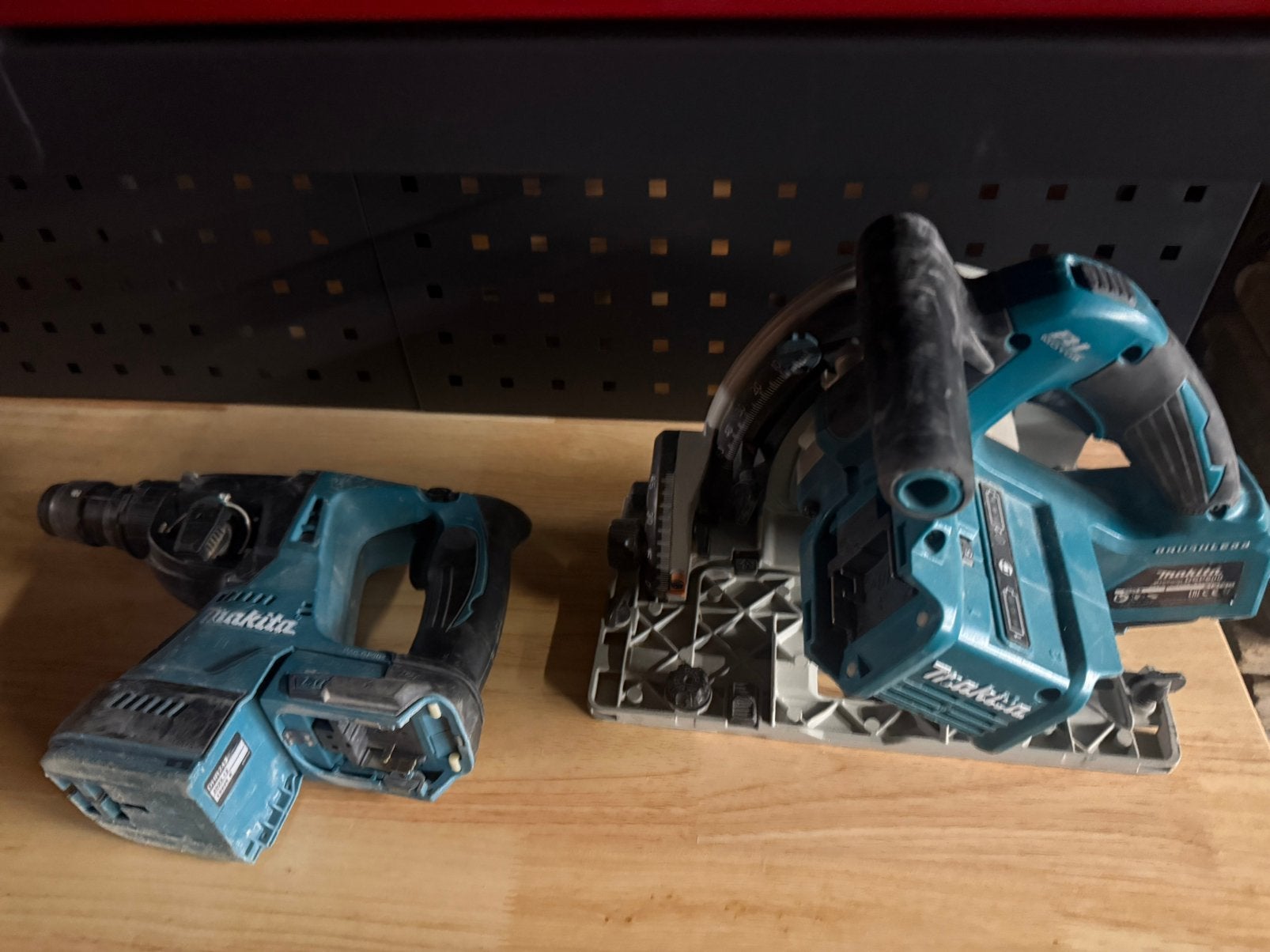 Makita cirkelzaag op accu. En sds boormachine op accu, Ophalen, Cirkelzaag, Zo goed als nieuw, 30 tot 70 mm