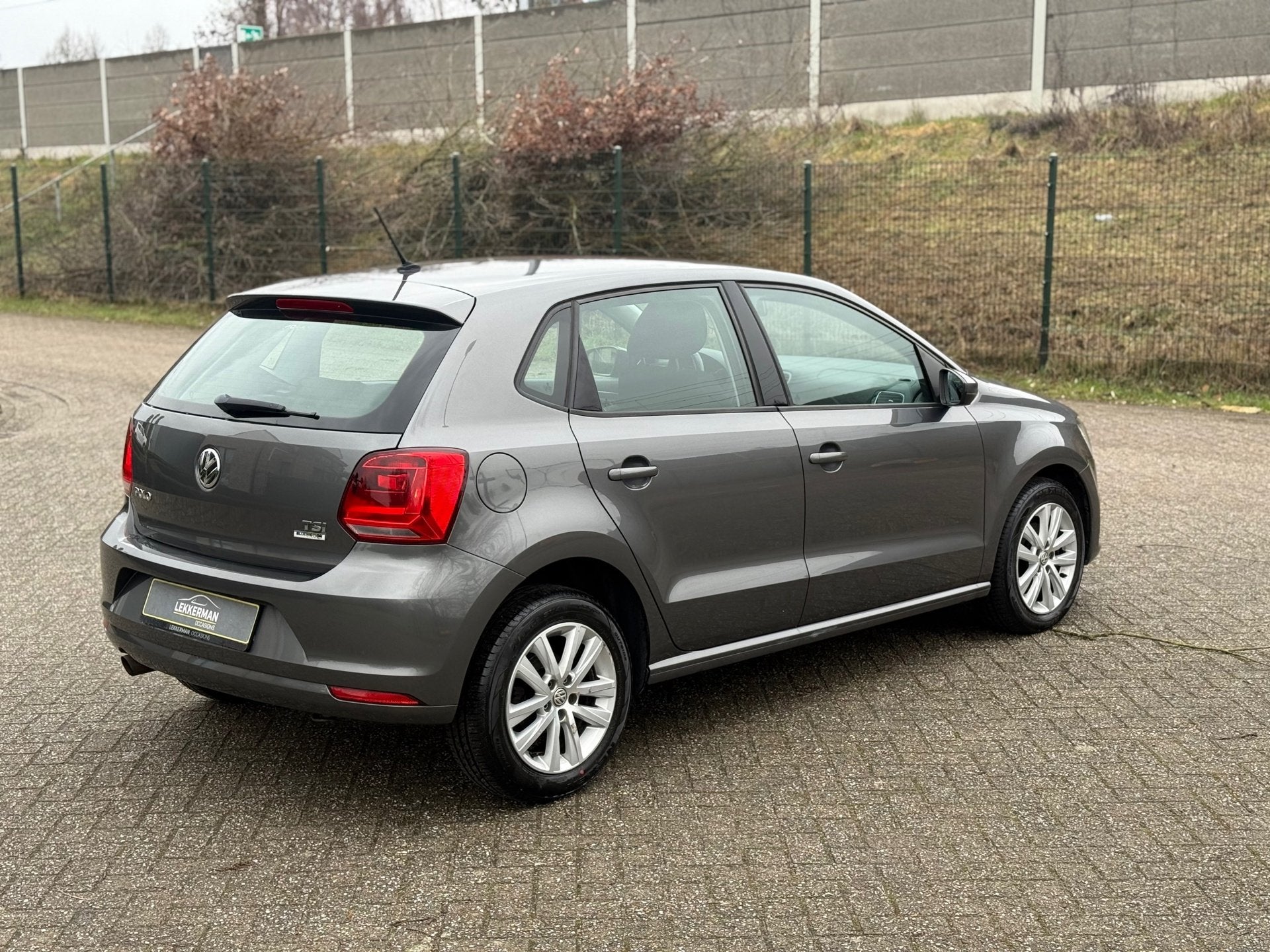 Volkswagen Polo 1.2 TSI Comfortline NWE APK I BLUETOOTH I EE, Auto's, Volkswagen, Gebruikt, 4 cilinders, Origineel Nederlands