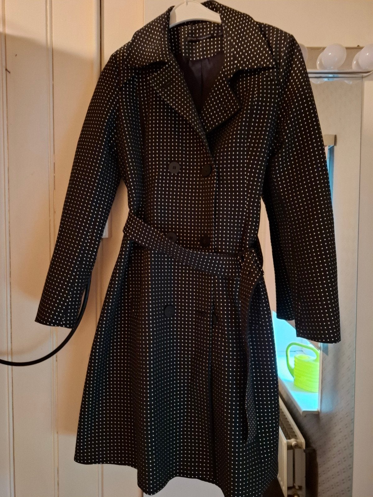 Nieuw   Zwarte jas met witte stippen en ceintuur, Maat 38/40 (M), Zwart, Nieuw, Ophalen of Verzenden