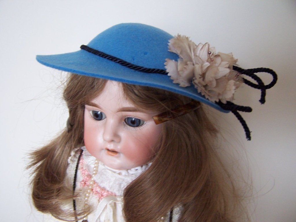 Oud poppenhoedje, Verzamelen, Poppen, Ophalen of Verzenden, Gebruikt, Pop