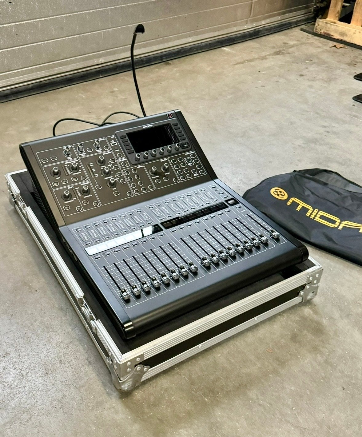 Midas M32R Digitale Mixer, Ophalen, Zo goed als nieuw, 10 tot 20 kanalen, Microfooningang
