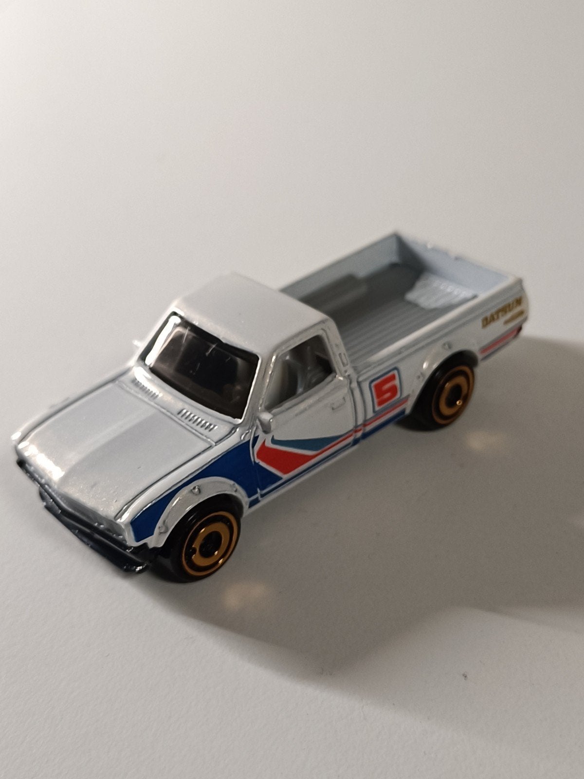 Hot Wheels Datsun 620 Pick-up - Wit met blauwe strepen, Ophalen of Verzenden, Zo goed als nieuw