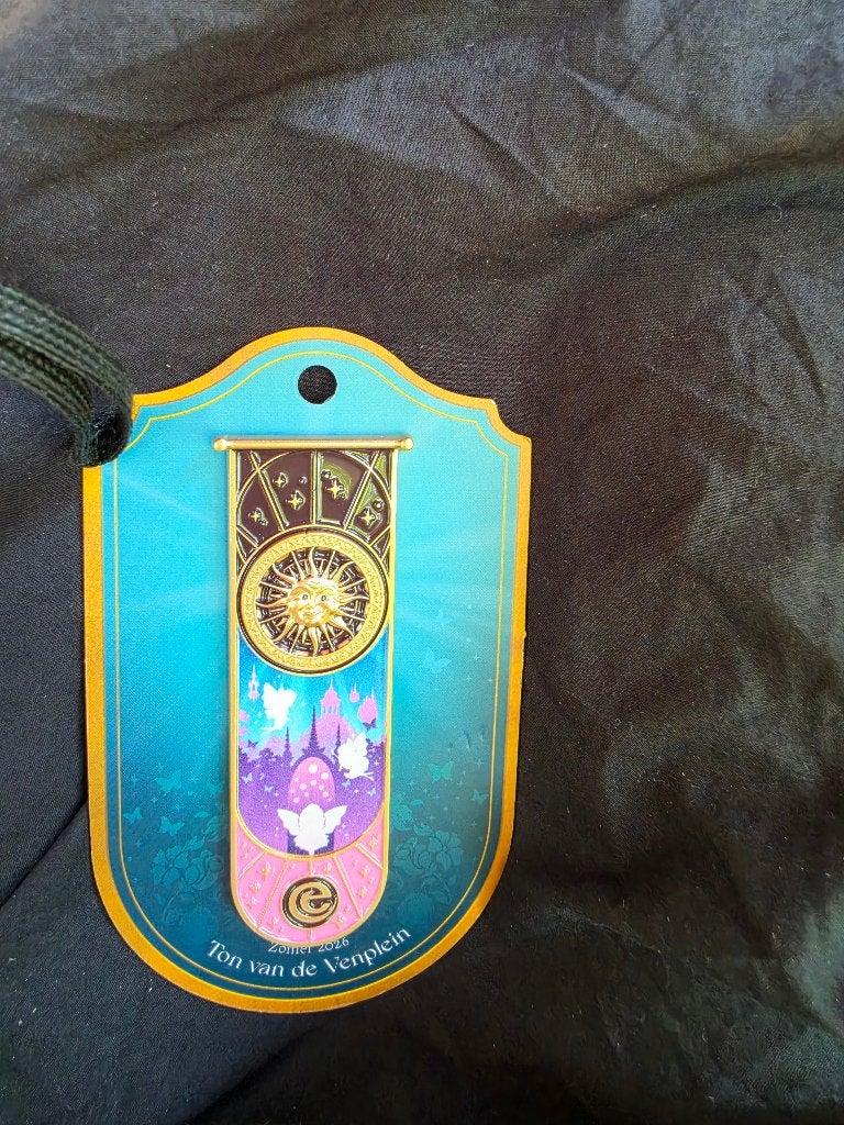 Efteling zomerpin Ton vd Ven plein ruilen voor Djinn Pin, Ophalen of Verzenden, Nieuw, Button of Speldje