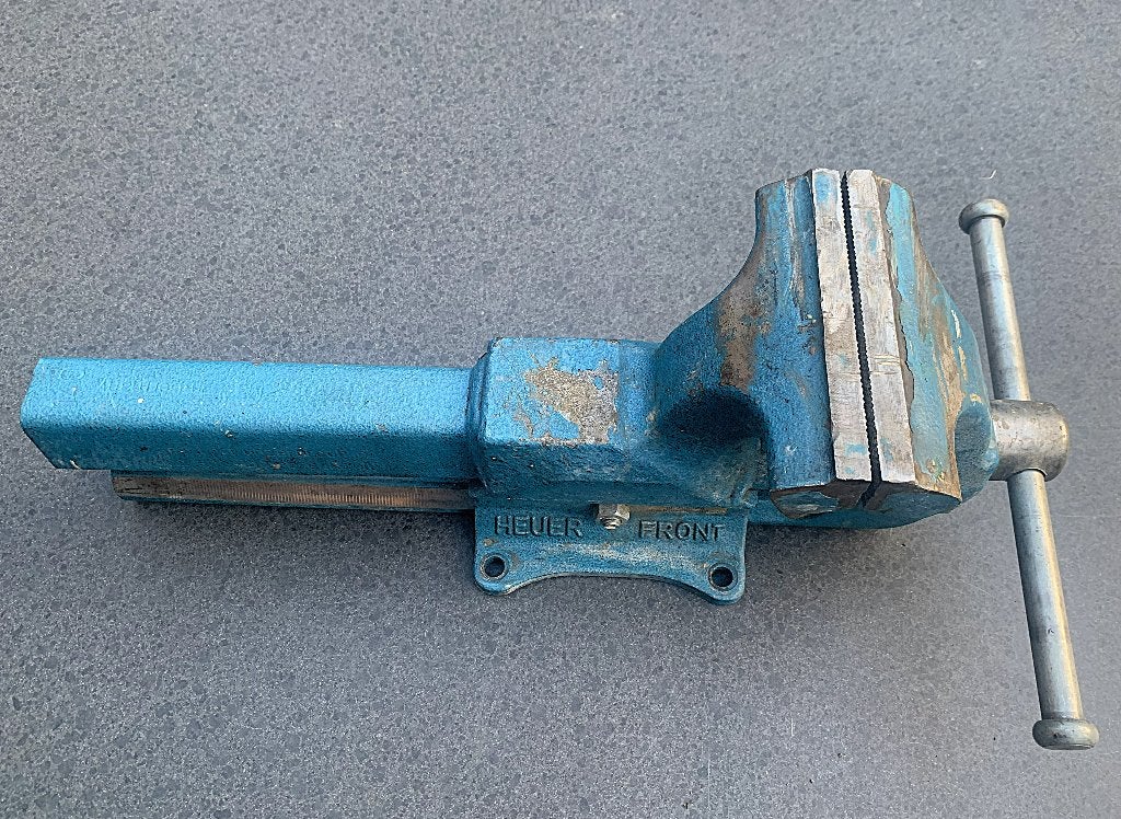 Bankschroef Heuer Front 140. z.g.a.n., Doe-het-zelf en Verbouw, Ophalen, Gebruikt, Bankschroef