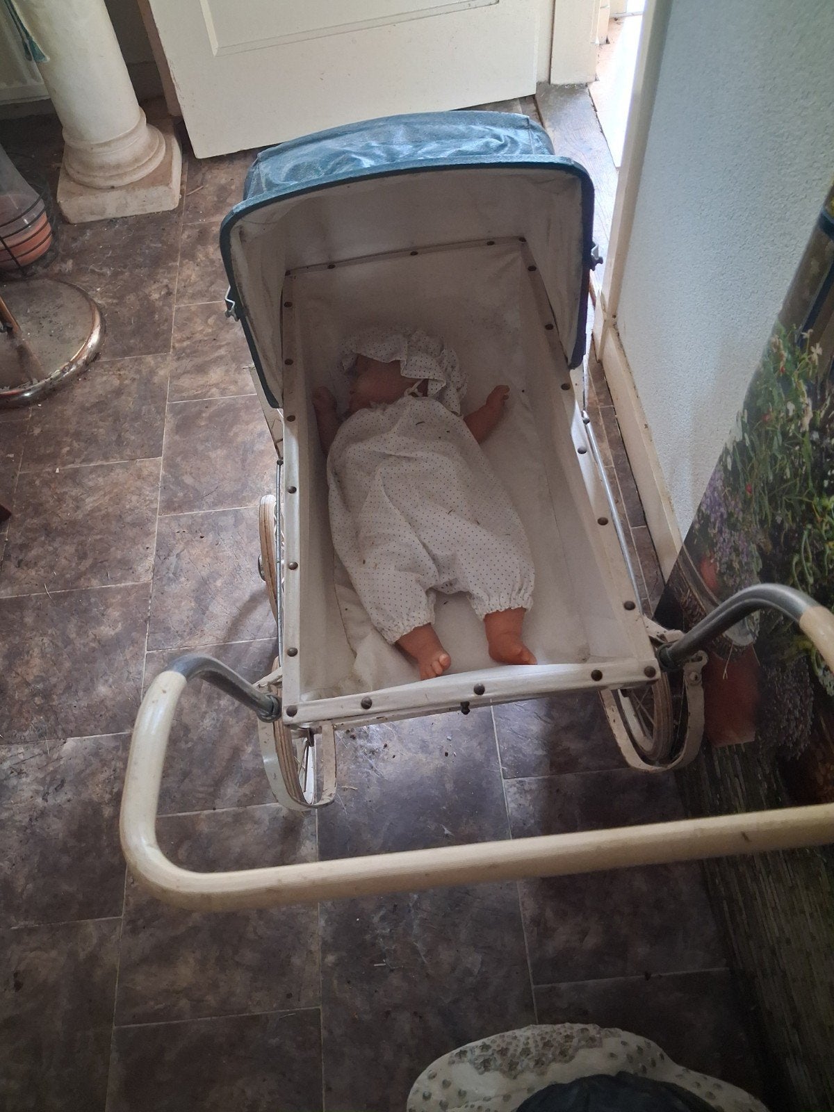 Te koop oude poppen wagen met pop., Ophalen