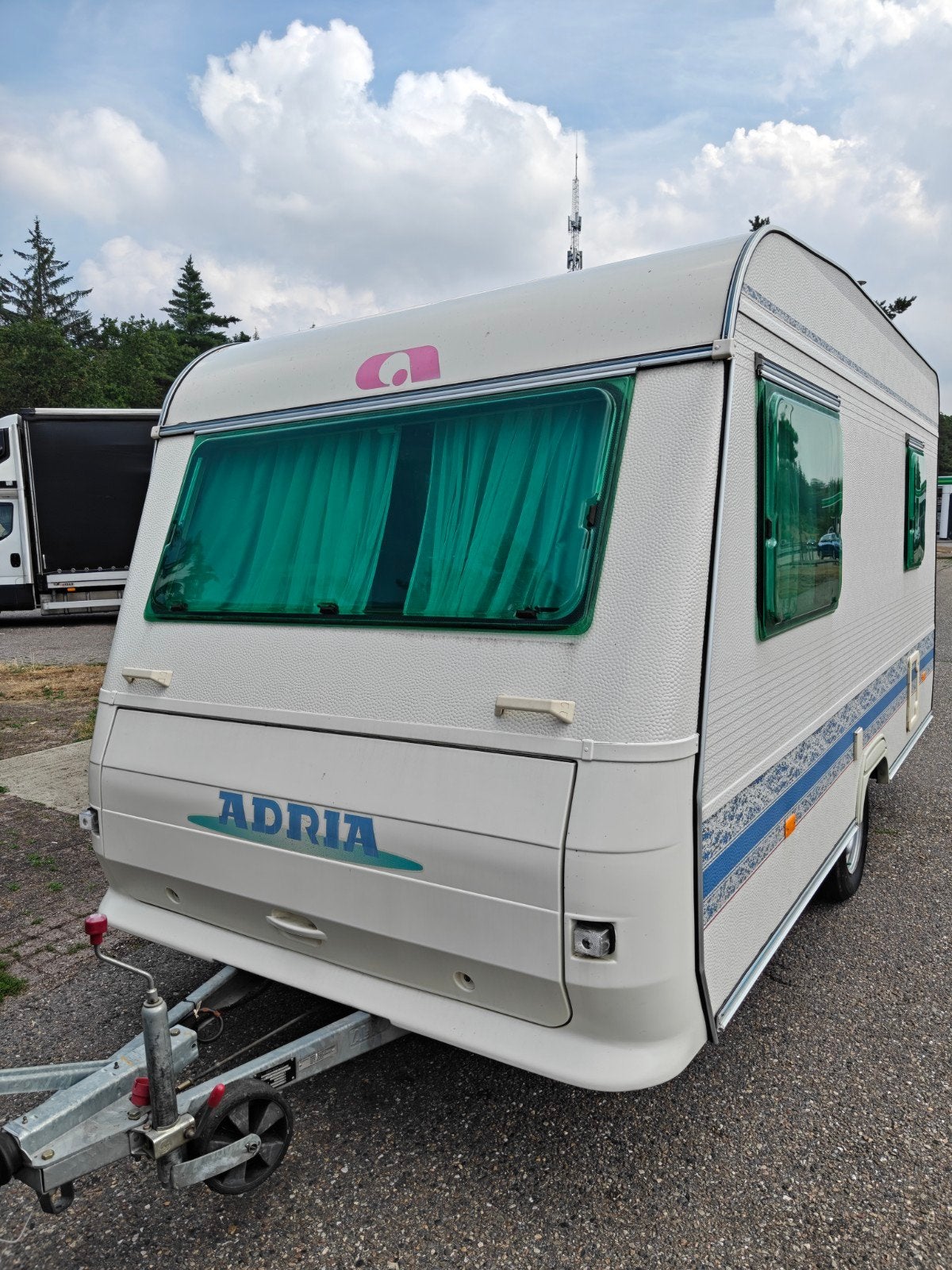 Adria Unica 390 met stapelbed Voortent en luifel, Stapelbed, Stabilisator, Treinzit, Particulier