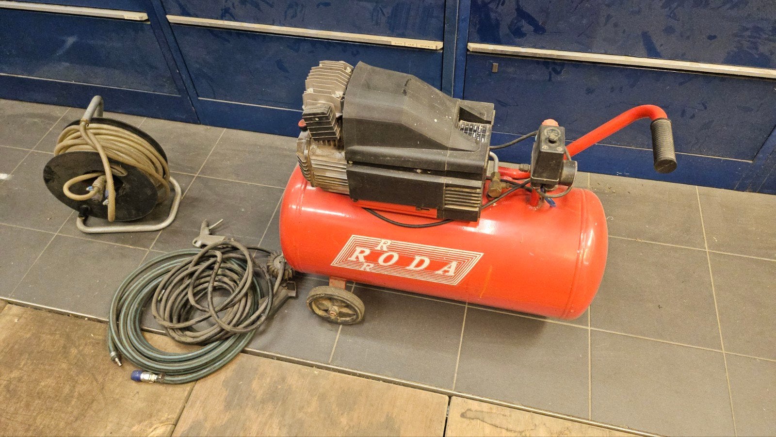 compressor (Roda), Doe-het-zelf en Verbouw, Ophalen, Gebruikt, 6 tot 10 bar, 25 tot 100 liter