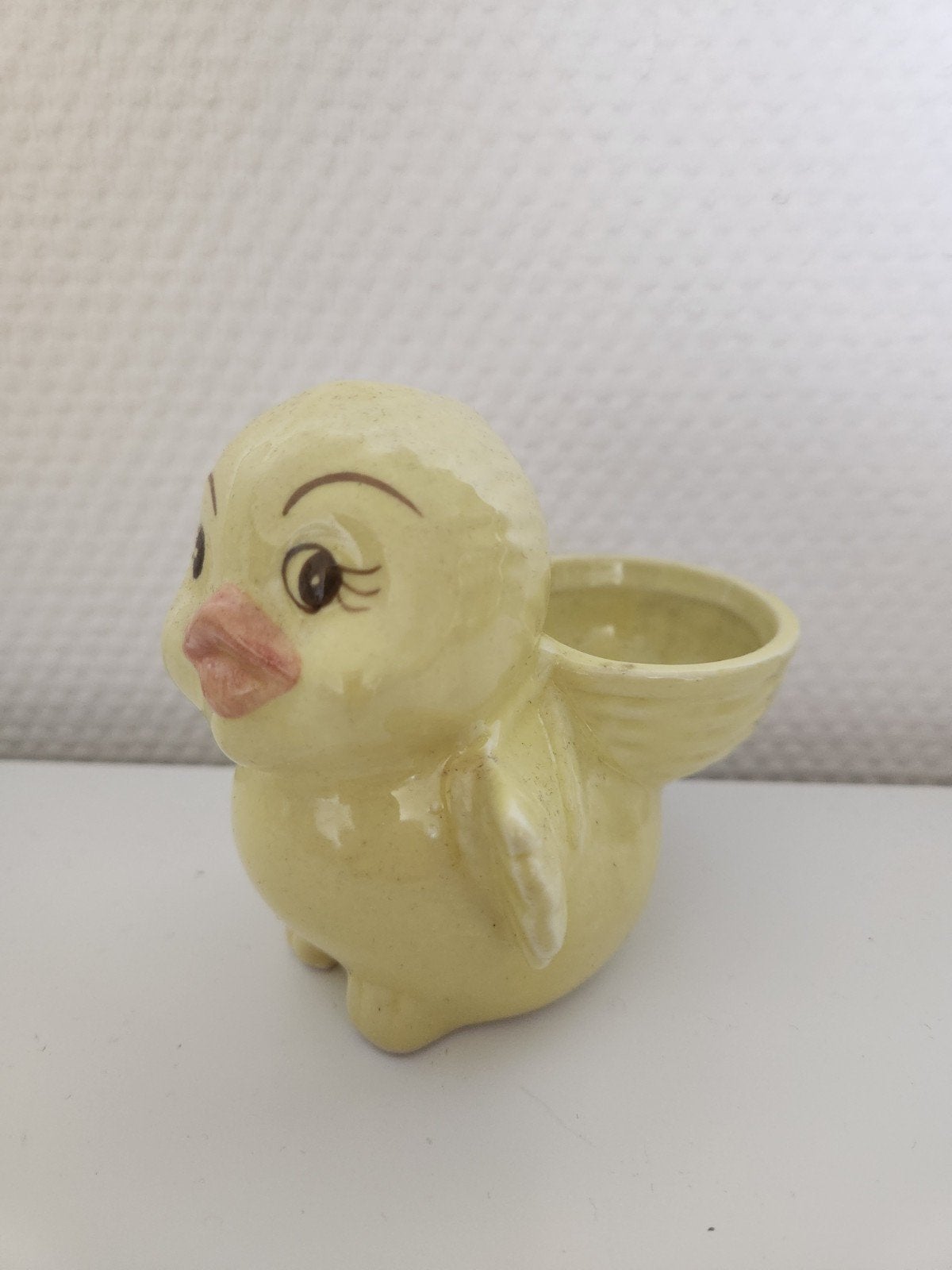 Geel kuikentje met mandje op de rug eierdopje/paasbakje, Diversen, Ophalen of Verzenden, Gebruikt