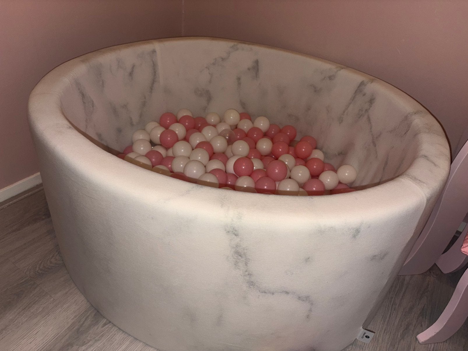 Ballenbak grijs marmer met roze en witte ballen, Ophalen, Zo goed als nieuw