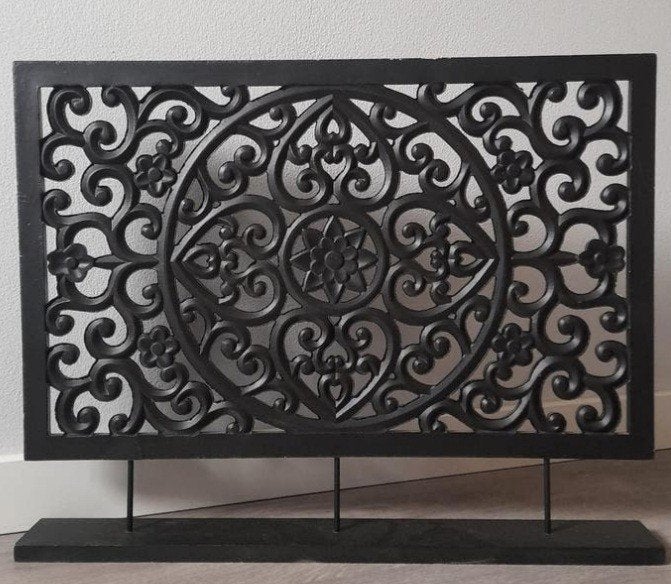 Zwart houten raamdecoratie, Ophalen