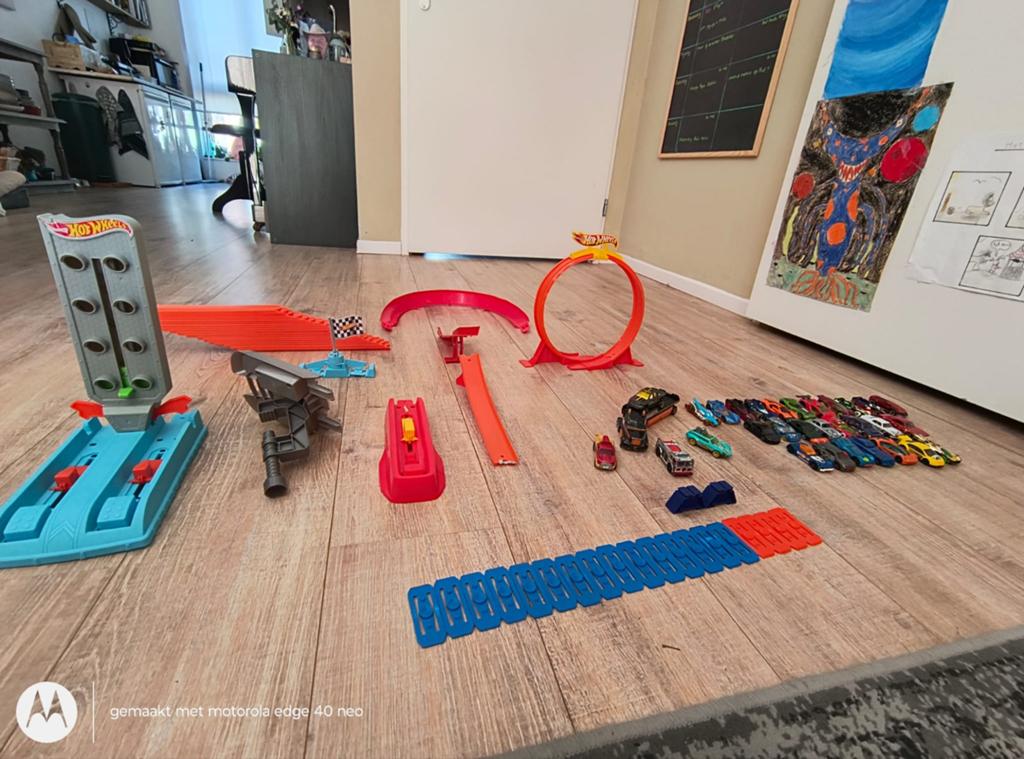 Hot Wheels Baanset met 25 Auto's en Accessoires, Ophalen of Verzenden, Gebruikt
