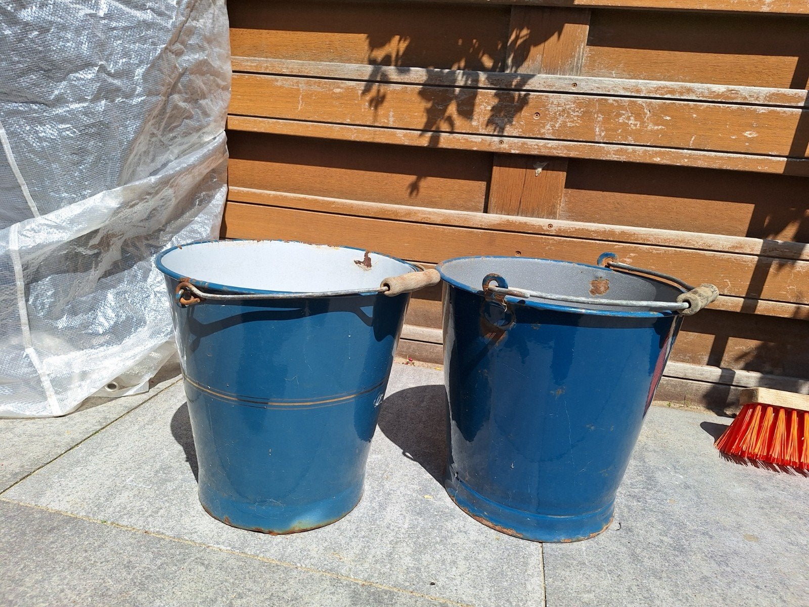 Emaille blauwe emmers 10 euro per stuk, Ophalen