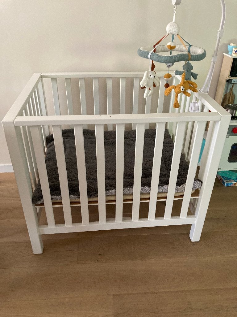 Box (wit) met boxkleed en mobiel, Kinderen en Baby's, Boxen, Ophalen, Gebruikt, Rechthoekig, In hoogte verstelbaar