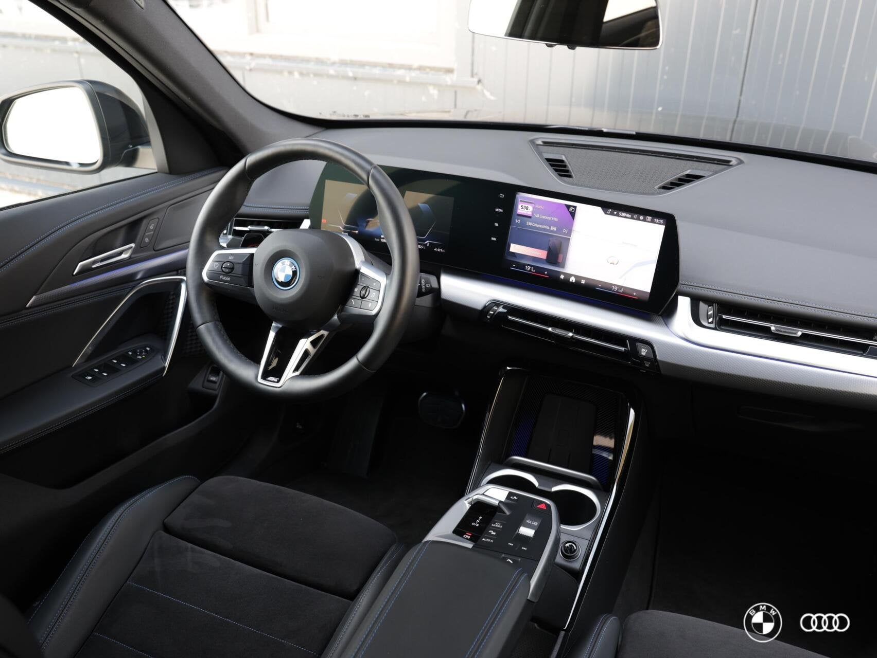 BMW iX1 eDrive20 67 kWh M Sport / 22KW LADER / 19" / ADAP LE, Auto's, 514 km, Met garantie (alle), Alcantara, Zwart