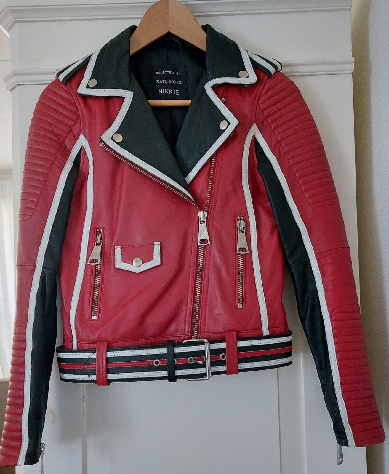 leren bikerjack Nikkie, Kate Moss collectie, Ophalen, Zo goed als nieuw, Maat 34 (XS) of kleiner, Rood