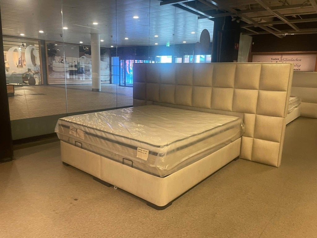 Foto 24 van Boxspring Opberg bed met matras va €595