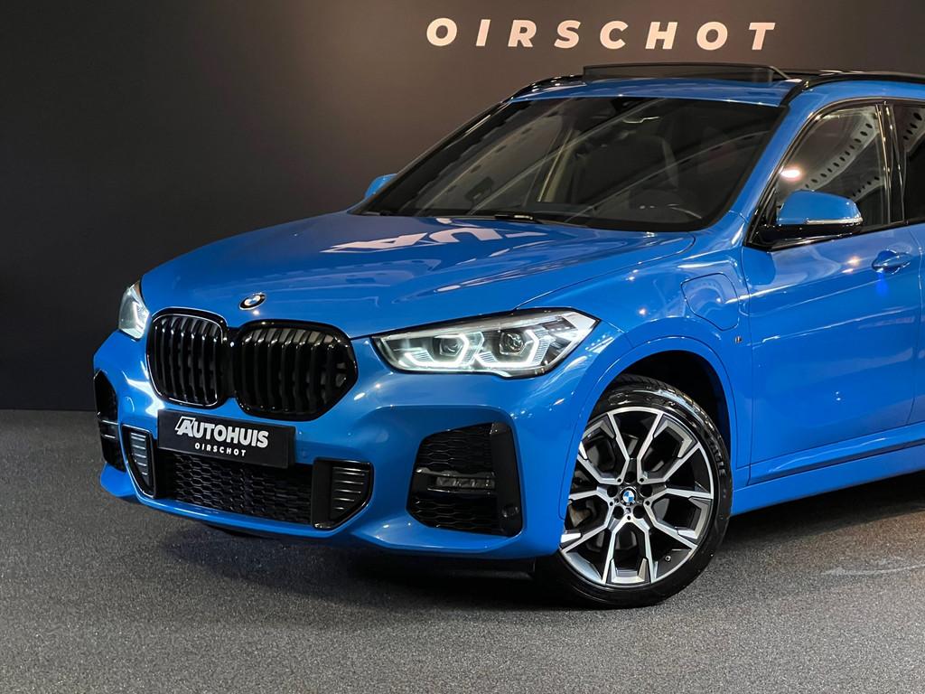 BMW X1 XDrive25e High Executive Edition M Pano/ Leder/ Adapt, Gebruikt, Zwart, Blauw, Bedrijf