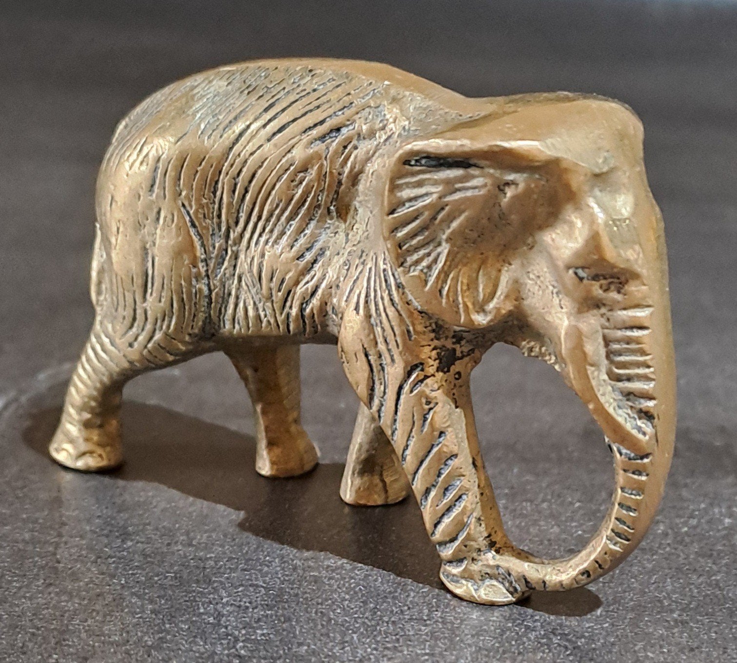 Zware messing olifant - 181 gram, 4,5 cm hoog, Antiek en Kunst, Ophalen of Verzenden