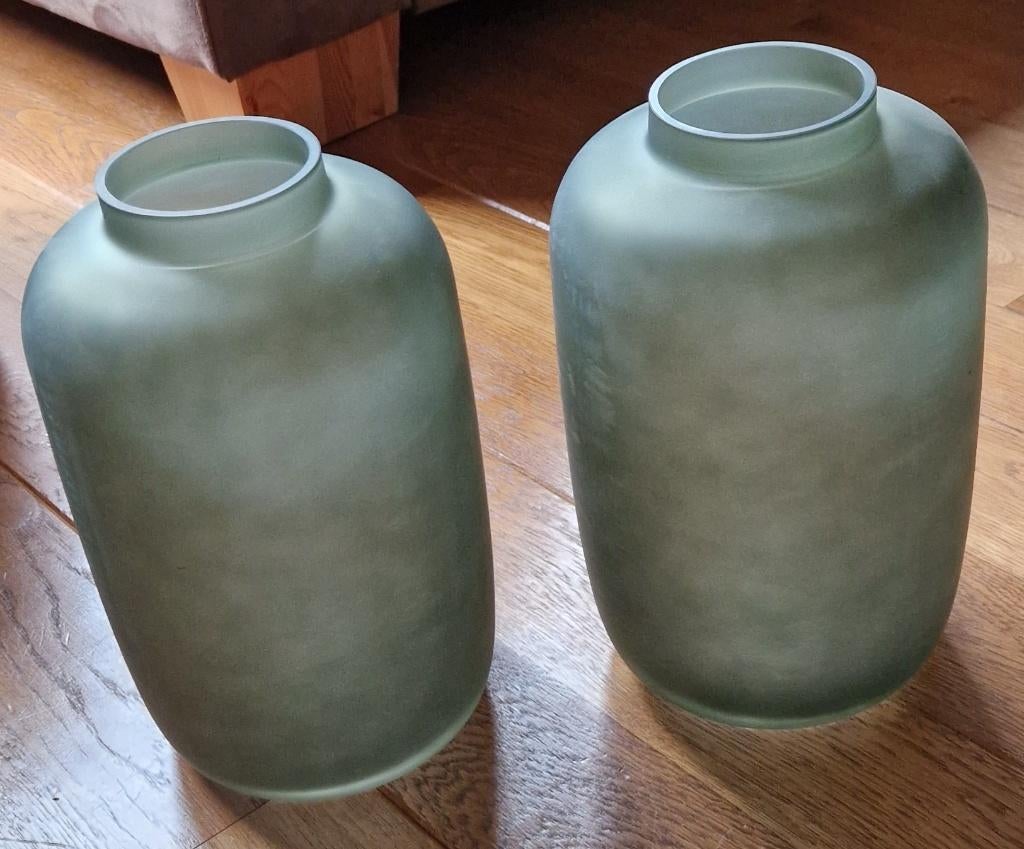 2 groene glazen siervazen, Nieuw, Ophalen of Verzenden, Glas, Minder dan 50 cm