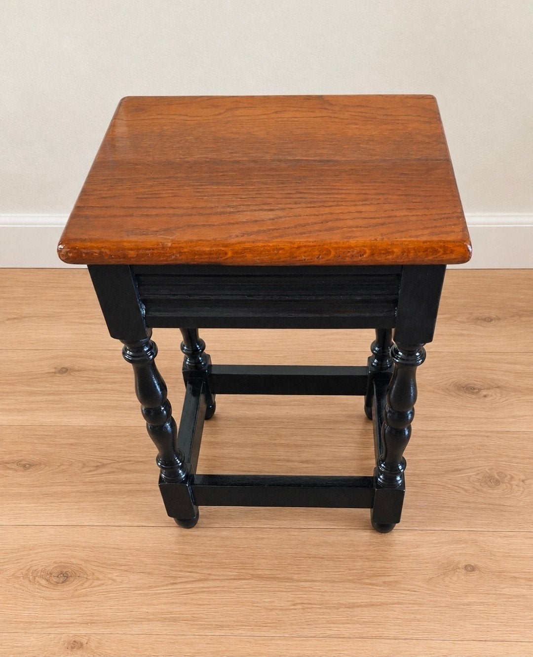 Eiken bijzettafeltje zwart/bruin, Minder dan 45 cm, Minder dan 55 cm, Ophalen of Verzenden, Zo goed als nieuw