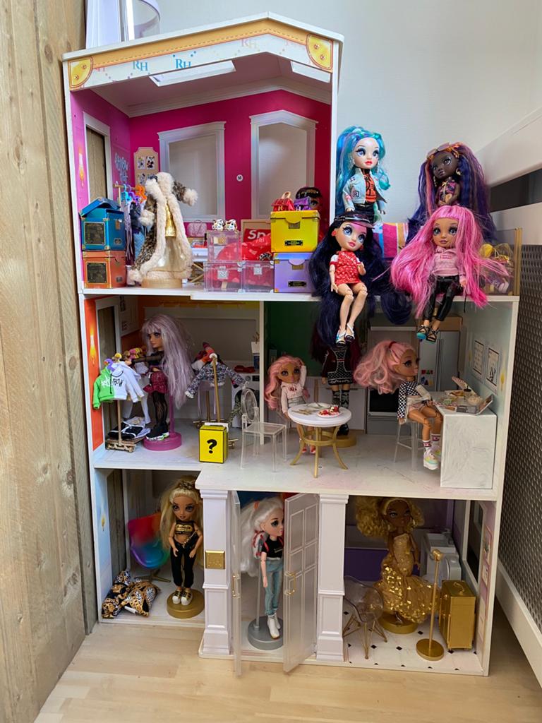 Rainbow High poppenhuis met veel accessoires en 13 poppen, Ophalen, Zo goed als nieuw, Poppenhuis