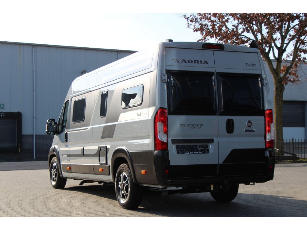 Adria Twin Supreme 640 SGX - 180PK AUT - HEFBED - XXL GARAGE, Automaat, Buscamper of Camperbus, Ringverwarming, Fiat