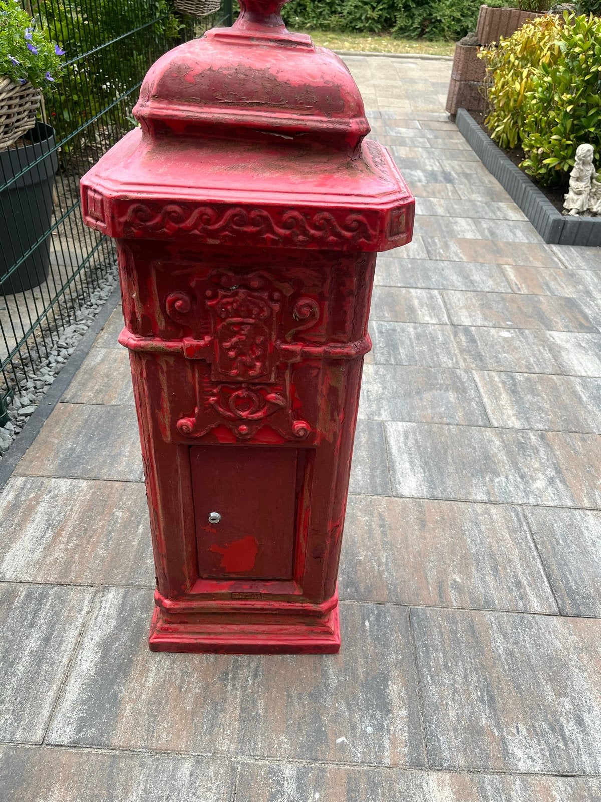 Rode brievenbus 37x37x104 cm - Kunststof met beton, Tuin en Terras, Brievenbussen, Ophalen, Gebruikt, Kunststof, Staande brievenbus