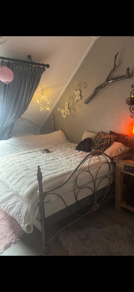 Tweepersoons bed,matras, topper, Huis en Inrichting, Slaapkamer | Bedden, Ophalen, Tweepersoons, Zo goed als nieuw, 160 cm