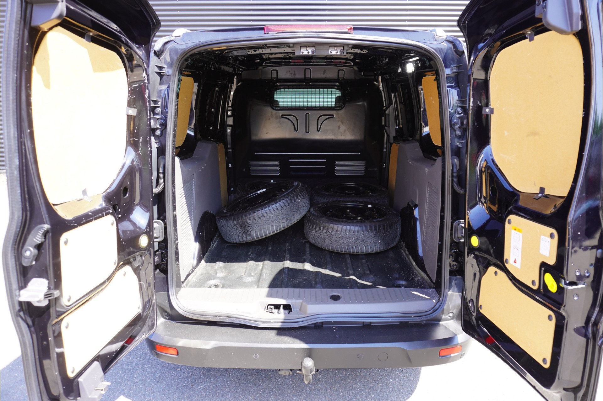 Ford Transit Connect L2 120pk Automaat Apple Carplay 16" Vel, Auto's, Bestelauto's, Gebruikt, 4 cilinders, Zwart, Bedrijf