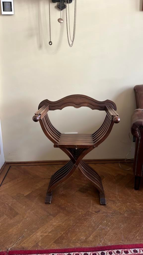 Curule stoel, Ophalen, Eén